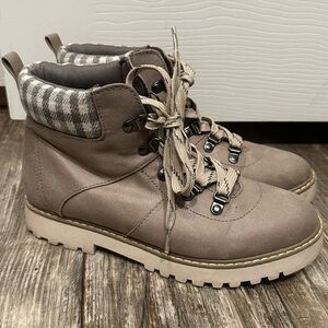 Cliffs by White Mountain Booties Size 8